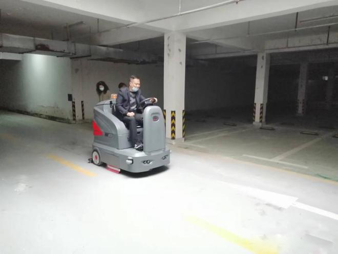 青浦小区物业保洁不用人力改用驾驶式洗地机了